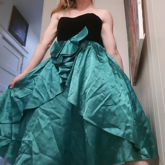 1980's strapless Gunne Sax gown w/ satin bow - Picture 5 of 14